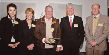 From left to right: Carien Botha, Murray & Roberst Innovation executive, Ann Jones, JD Roberts' daughter, Dave Phelp, 2009 JD Roberts Award winner, Brian Bruce and Hans Ittman, CSIR.